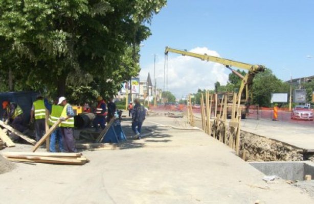 RAJA lucrează fără odihnă la conducta din zona Dacia. Apa va fi întreruptă de marţi şi până miercuri, ora 12:00